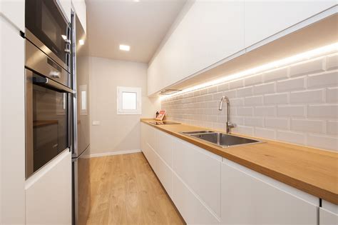 Maybe you would like to learn more about one of these? Cocina en distribución en paralelo. Encimera de madera y ...