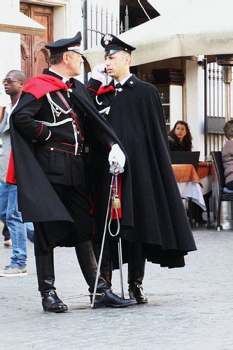 carabinieri 制服を着た男たち、カラビニエリ、ファッション