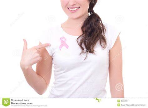 Vrouw In Witte T Shirt Met Roze Kankerlint Op De Borst Stock Afbeelding