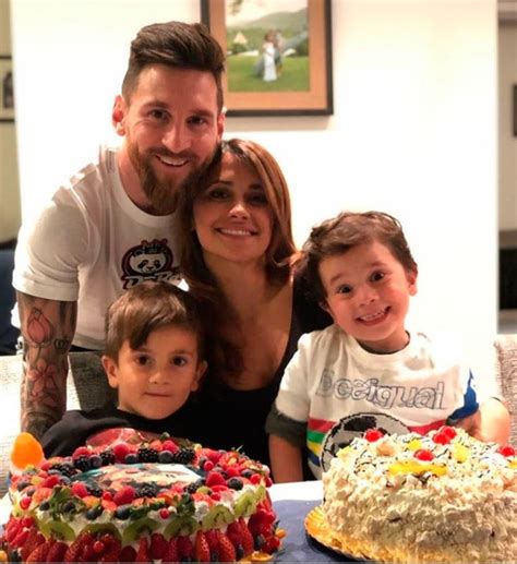 Lionel Messi Demuestra Su Amor A Su Esposa Antonella Roccuzzo En Pareja