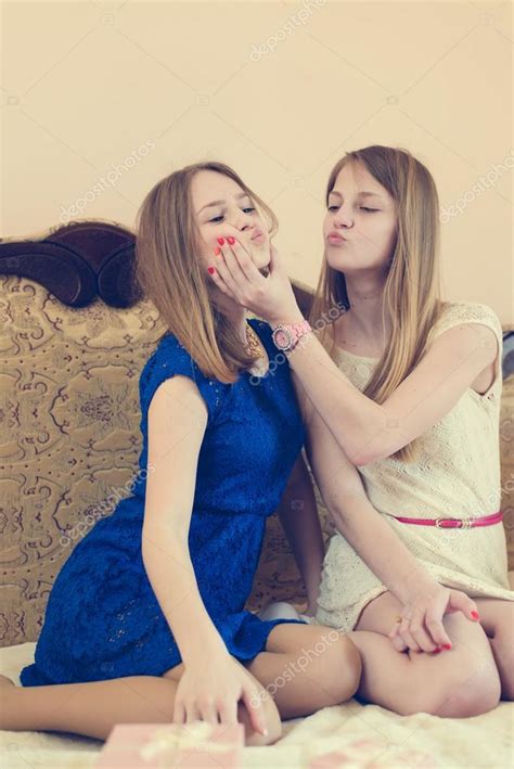 Despite the look it is not designed to put it in somewhere and if you do things like that don´t tell me! Foto van 2 mooie blonde jonge vrouw, zusters of beste ...