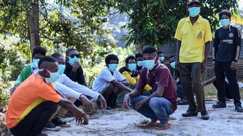The outbreak of a mysterious illness, which resulted in the death of 15 orang asli from the batek tribe in kampung kuala koh, later found to be measles, still haunts the community, especially those in felda aring 5 and kampung pasir linggi. Orang Asli Kuala Koh: Jumlah Pesakit Kini 112 Orang ...