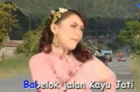 Lirik Lagu 'Ayam Den Lapeh' Yang Dipopulerkan Oleh Ria Amelia - Semua