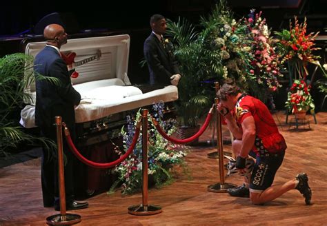 Photos Chuck Berry Fans Pay Respects At Public Open Casket Memorial In