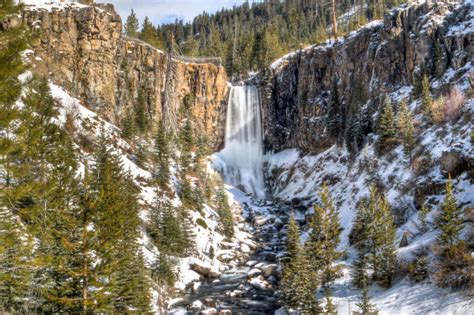 The 9 Best Frozen Waterfalls In Oregon To Visit This Winter