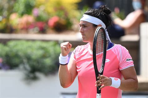 Regardez la vidéo tennis premium: Speciale Ramadan Sponsor aktie - Dagblad Suriname