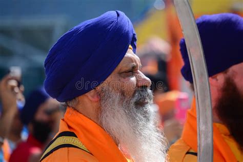 O Sikh Do Devoto Com Turbante Azul Relata A Oração Fotografia Editorial