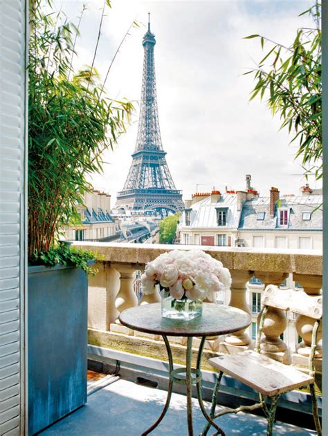 La torre eiffel (en francès, tour eiffel) és una torre formada per una estructura reticulada de ferro colat, situada a parís (frança, al camp de mart (en francès, champ de mars), a l'extrem que toca al sena, no gaire lluny del riu). Fashionable & Luxurious Parisian Interior with the Eiffel ...