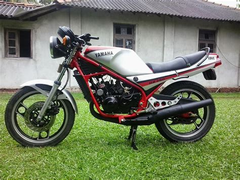So, it turns out that we are keen motorbike riders too. Motorcycle Building Sri Lanka: Taking to the streets