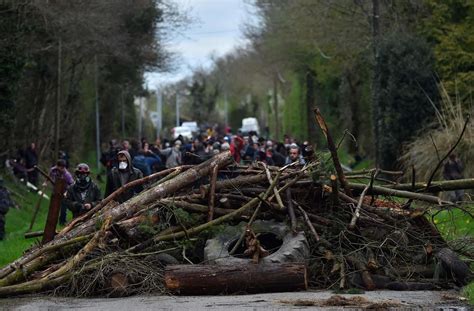 notre dame des landes dix gendarmes blessés au quatrième jour d évacuation le parisien