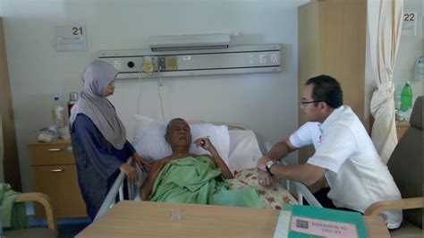 Physical examination and echocardiogram demonstrated massive pericardial effusion. Dato Latt Shariman: Melawat Pesakit di Hospital Sultanah ...