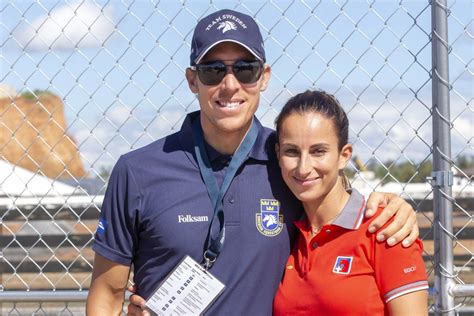 I intervjun berättar om sin bakgrund som bondpojke, hur han fick arbetet hos ludger beerbaum. Henrik von Eckermann och Janika Sprunger förlovade | Ridsport