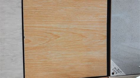 Keramik ini berukuran 50 x 50 dan tiap kardusnya berisi 6 keping. Keramik Lantai Motif Kayu - Mandore.id