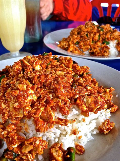 Putih telur dimasak untuk memanfaatan protein terbaik dan menghilangkan avidin. Telur Berlada Sofyan #JejakMakanRoss 003 | Gohed Gostan