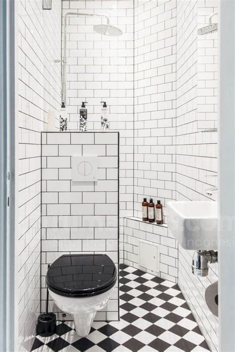 Letaknya yang berada di belakang rumah memang membuat kamar mandi tidak terlalu terlihat bagi orang lain. Kamar Mandi Kecil 2×2 Meter Persegi Bisa Terlihat Mewah ...