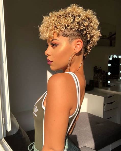 Awestruck Short Curly Blonde Hairstyles Hairstylecamp