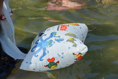 Nicht nur, dass es kindern spaß macht zu schwimmen, es ist dient auch der sicherheit. Wenn Kinder schwimmen lernen: Seepferdchen, Bronze und Schlori