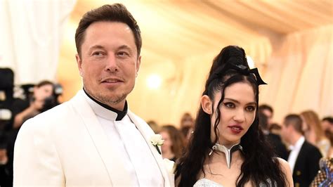 Elon Musks Girlfriend Grimes Was Hospitalized For Panic Attack After Pair Made Snl Debut