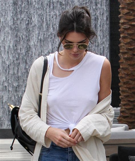 Sem Sutiã Kendall Jenner Deixa Piercing Em Mamilo Em Evidência Quem