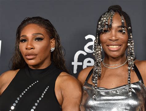 Love Everything About This Photo Venus Williams Twins With Sister Serena Williams And Fans