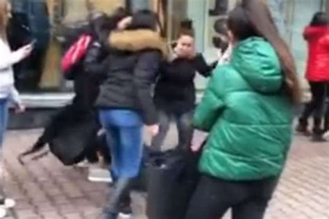 Закопчаха 9 ученички за зверския бой пред столичен мол - Горещите новини на Подбалкана