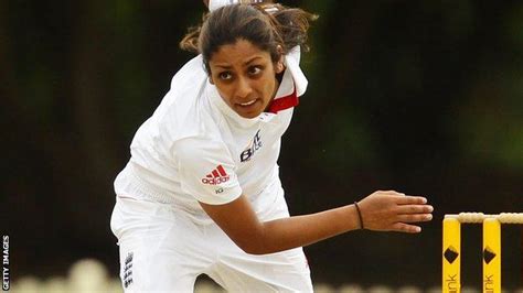 Isa Guha English Female Cricket Player Nude Pics Showing Her Boobs