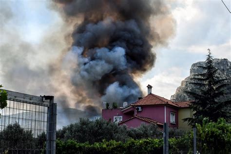 Σύμφωνα με πληροφορίες, η φωτιά έχει ξεσπάσει σε δασική έκταση και. Φωτιά τώρα Κόρινθος: Στις Κεχριές ο Χαρδαλιάς και ο ...