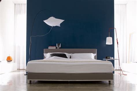 Anna von ligne roset ist ein zeitloses, niedriges bett mit dekorativen ziernähten am gepolsterten kopfteil. Anna | Bett 160 X 200 Eckfüsse | Architonic