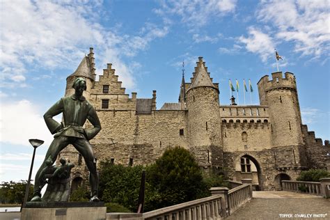 Twee foto's van het steen, rechts de situatie na de rechttrekking van de schelde, links de oorspronkelijke. Het Steen castle and Lange Wapper statue - Antwerp photo & image | europe, benelux, belgium ...