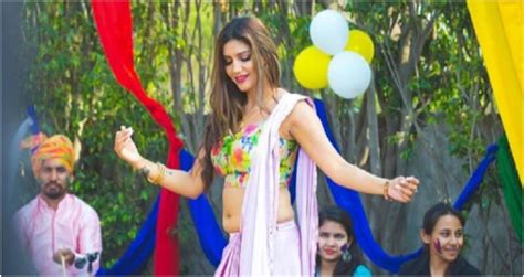 Sapna Choudhary Dance हरियाणवी डांसर सपना चौधरी ने अपने डांस से जमाया रंग देखें वीडियो