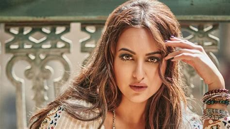 Sonakshi Sinhas Career In Big Trouble After The Release Of Happy Phirr Bhag Jayegi
