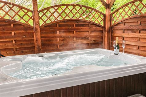 Take a look at our selection of log cabins with hot tubs and enjoy a relaxing uk holiday or last minute spontaneous weekend break late availability luxury log cabins. 7 Last Minute Log Cabins With Hot Tubs in 2021