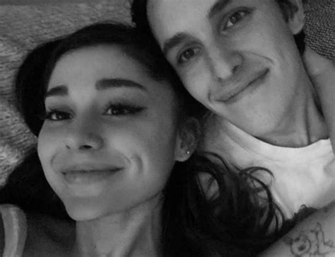 La cantante ariana grande y el agente de bienes raíces, dalton gómez, están oficialmente casados. Ariana Grande presume su anillo de compromiso. Se va a ...