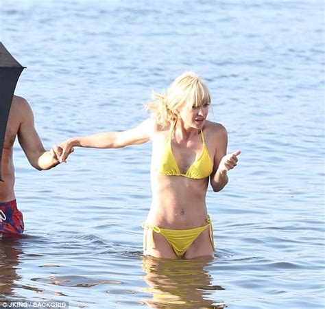 Anna Faris Dons A Yellow Bikini As She Films Overboard Daily Mail Online