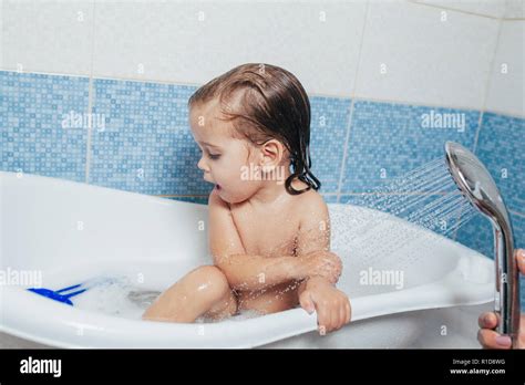 Girl Taking A Bath Fotografías E Imágenes De Alta Resolución Alamy