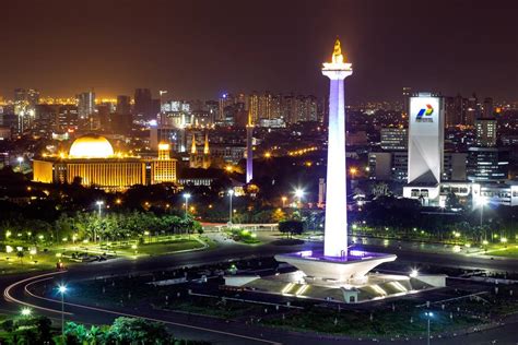Wisata Jakarta Naik Ke Atas Monas Malam Hari