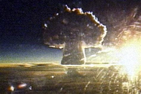 إن الذكرى ال 72 لتفجير قنبلة هيروشيما هي تذكير مشؤوم بأن ما حدث بعد ذلك يمكن أن يحدث مرة أخرى وبشكل كارثي أعظم من سابقه، بما في ذلك على أرض الولايات المتحدة. لقطات سرية لتجربة قنبلة القيصر أكبر انفجار نووي في التاريخ ...