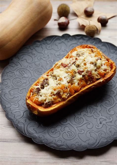 Recette de courge butternut farcie au fromage de chevre. Butternut farcie à la viande et au riz | Recettes allégées WW| Audecuisine en 2019 | Butternut ...