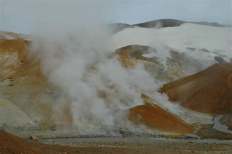 Hallo, kann mir jemand erklären wie die vulkane und erdbeben auf island entstehen? Vulkanismus in Island
