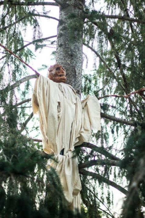 These outdoor halloween decorations can help you transform your backyard, porch, and front yard cast a spell over your entire neighborhood with these outdoor halloween decorations, which are. Make a Creepy Rotting Corpse Scarecrow | Outdoor Halloween ...