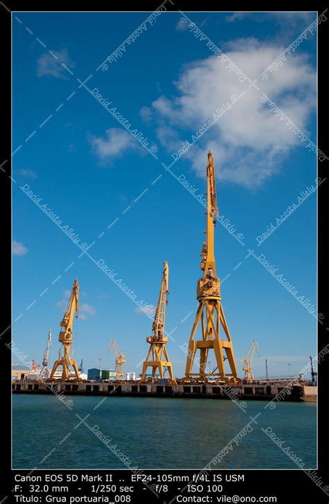 Dockyards of Cádiz | Cranes of the dockyards of CÃ¡diz in a ...