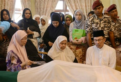 12.00 tengah hari lokasi : Jenazah bapa Anwar Ibrahim selamat dikebumi..