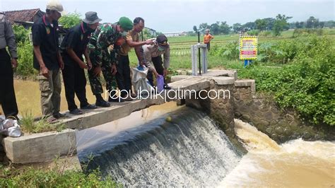 Sampah di sungai itu kebanyakan sampah rumah tangga. Kerap Jadi Pembuangan Sampah, Warga Pasang Banner ...