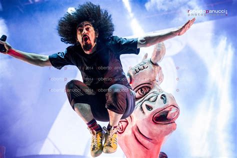 Appare allora chiaro che, almeno in questo primo disco, i testi sono la vera forza che conferisce validità e buone prospettive alla trasformazione di salvemini. foto concerto Caparezza - Rock in Roma 22-07-2014 (con immagini) | Foto, Concerto, Roma