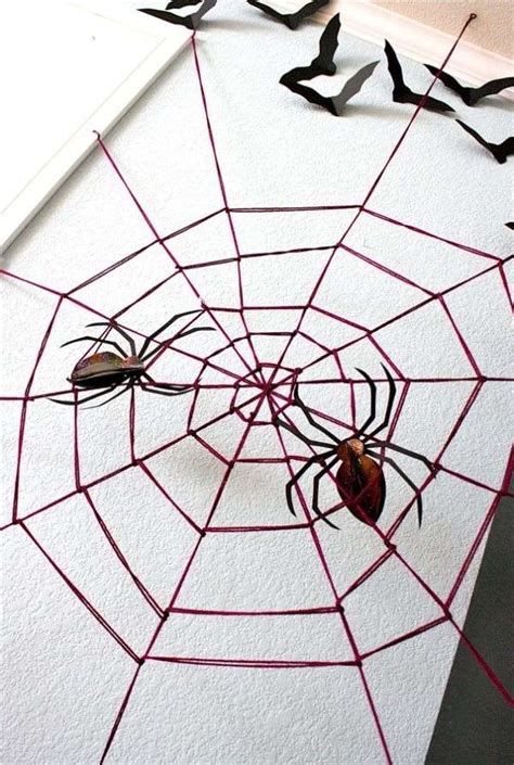 L'enfant gratte la surface noire avec le stylet fourni dans le kit et. Bricolage d'Halloween facile: toile d'araignée et araignée ...