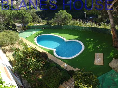 .jardín que cuenta con una piscina infinita de 43 m². Venta de piso en Lloret de Mar| tucasa.com