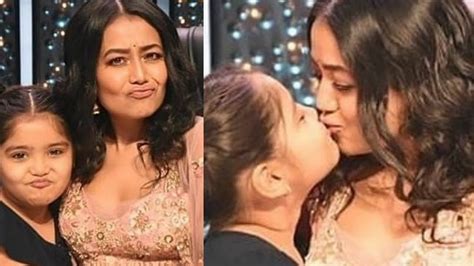 Neha Kakkar Kissing Moment With A Fan On Indian Idol 11 Youtube