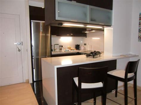 Todas las cocinas americanas suelen incorporar una barra con taburetes. Idea de cocina americana pequeña | Ideas para el hogar ...