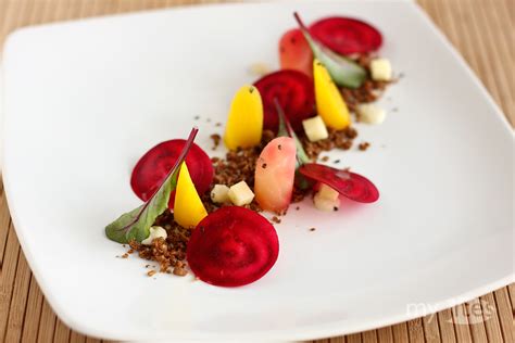 Meniu vegetarian de fine dining. Colorful Beet Salad on Pumpernickel Crumbs | myBites