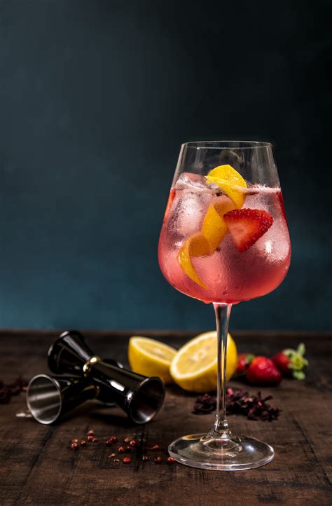We may earn commission on some of the items you choose to buy. Aprenda a fazer o drink "Get Sexy", com gin, frutas ...